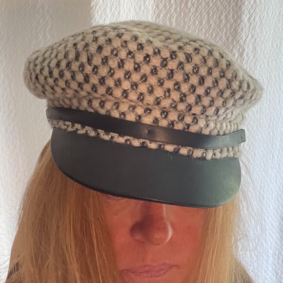 NWOT H&M black white newsboy cap with faux leather black band and bill - Picture 2 of 10